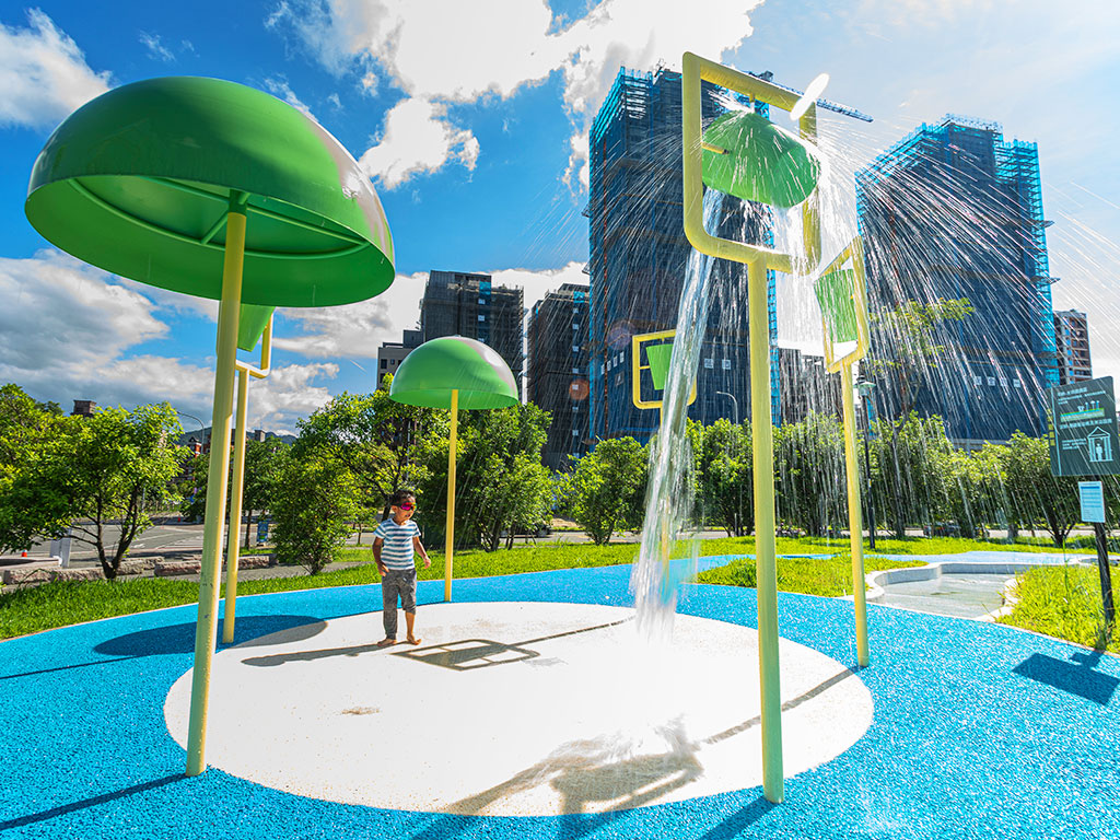 新店十四張歷史公園,利用雨水回收系統,打造的水圳遊戲區